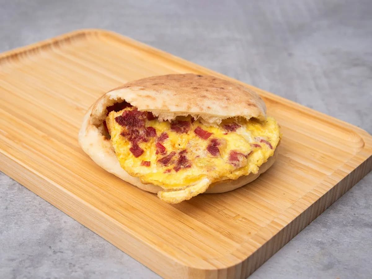 ساندوتش بيض بسطرمة