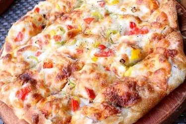 بيتزا شرقي مشكل جبن سجق