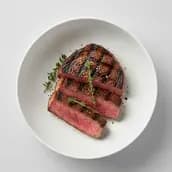 بيف فيليه بالمشروم مع 2 طبق جانبي