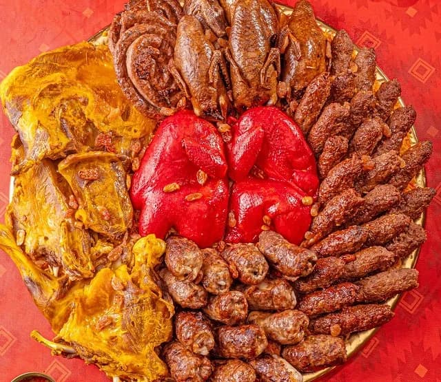 Al 3ozoma Al Malakia Tray