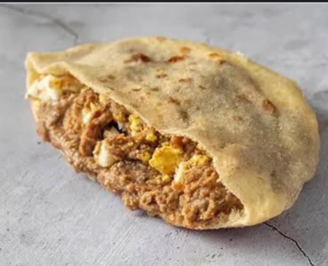 ساندوتش فول على بيض