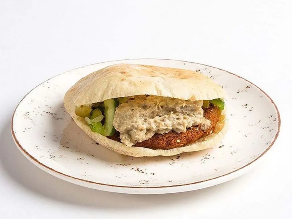 ساندوتش طعميه بابا غنوج