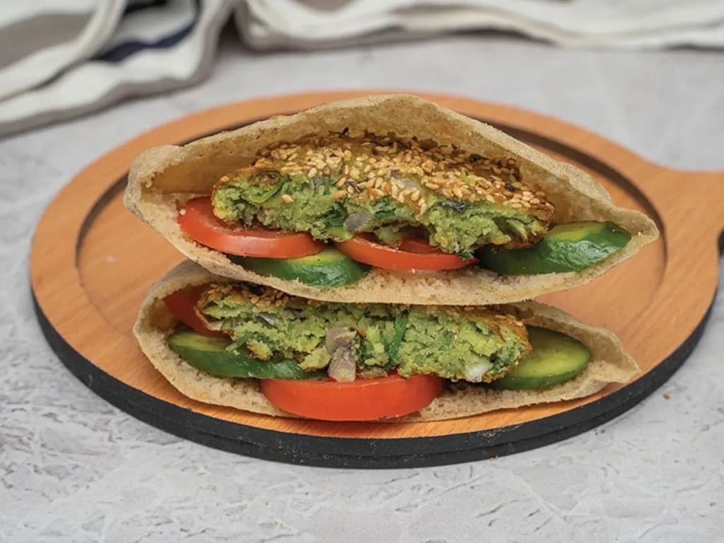 ساندوتش طعميه مع شرائح طماطم