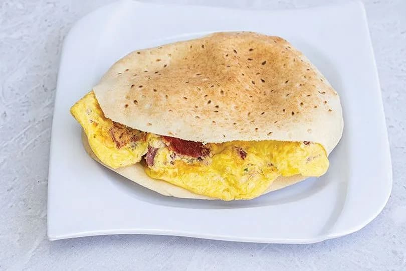ساندوتش اومليت بسطرمة