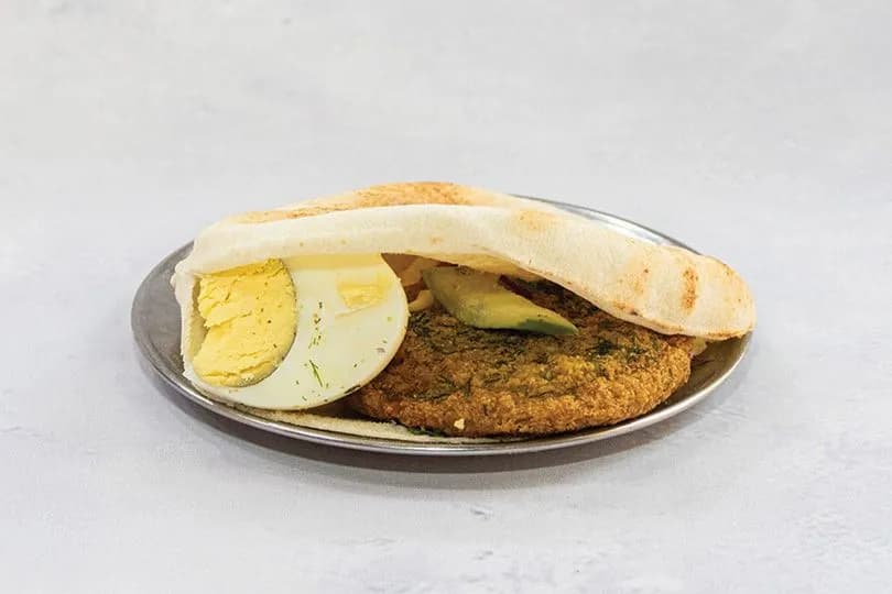 ساندوتش طعمية بالبيض المسلوق