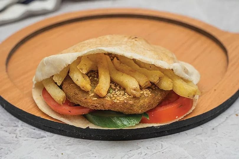ساندوتش طعمية على بطاطس
