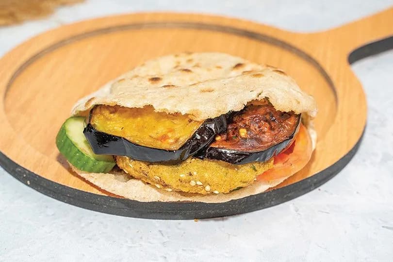 ساندوتش طعمية على باذنجان