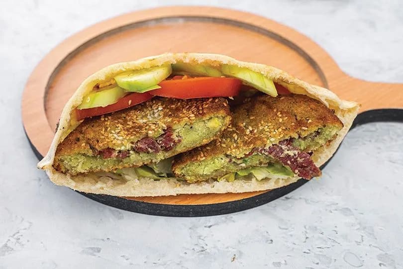 ساندوتش طعمية على بسطرمة