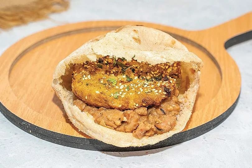ساندوتش فول على طعمية