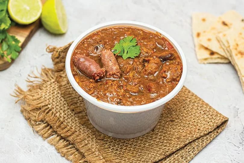 علبة فول بالسجق