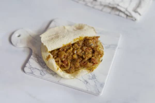 ساندوتش فول بالصلصة