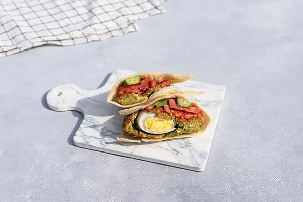 ساندوتش طعمية عين كتكوت