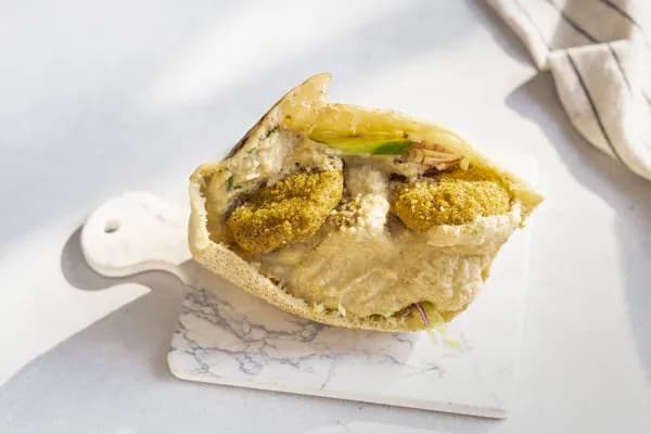 ساندوتش طعمية مع بابا غنوج