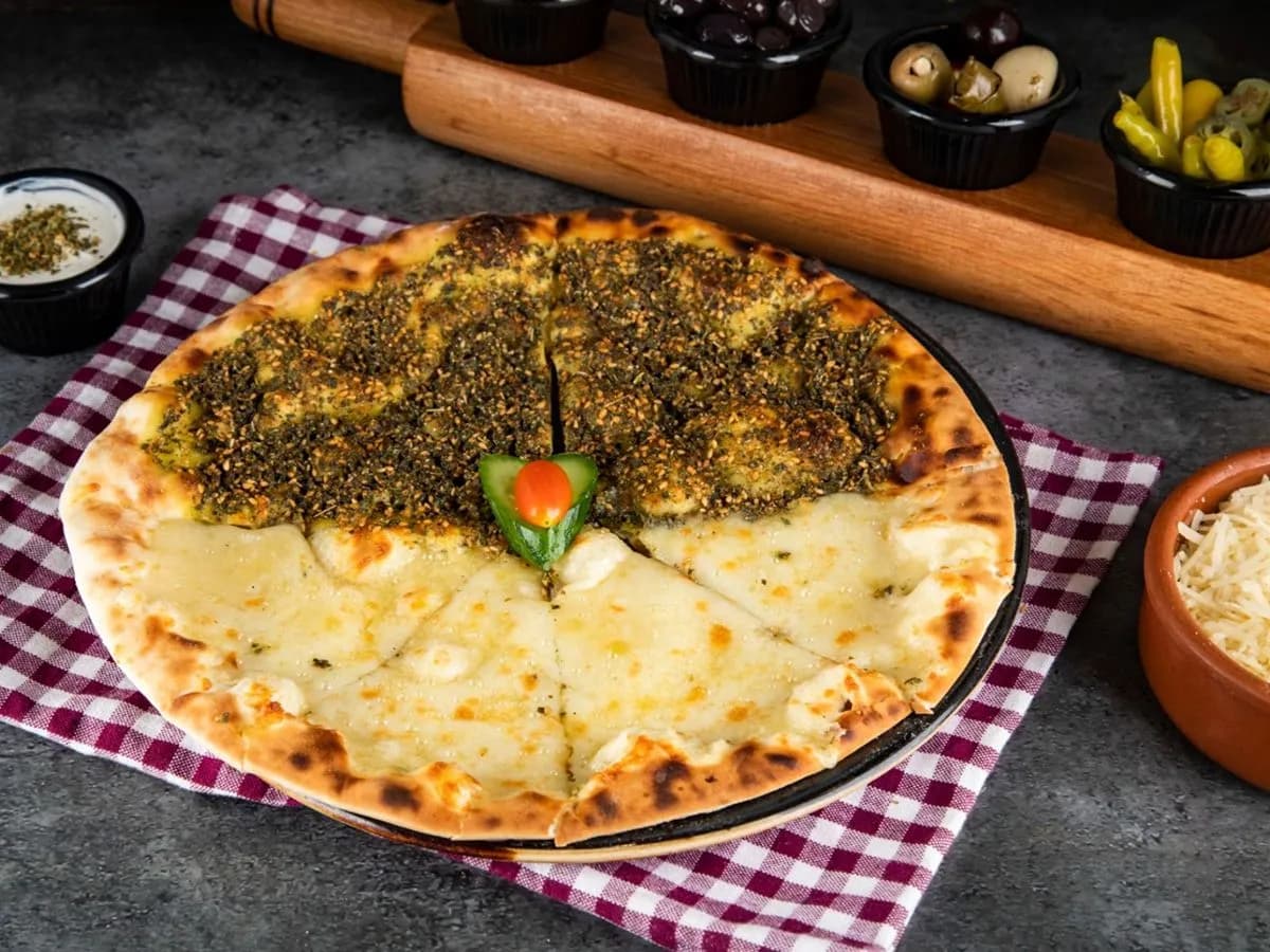 منقوشة جبنة وزعتر