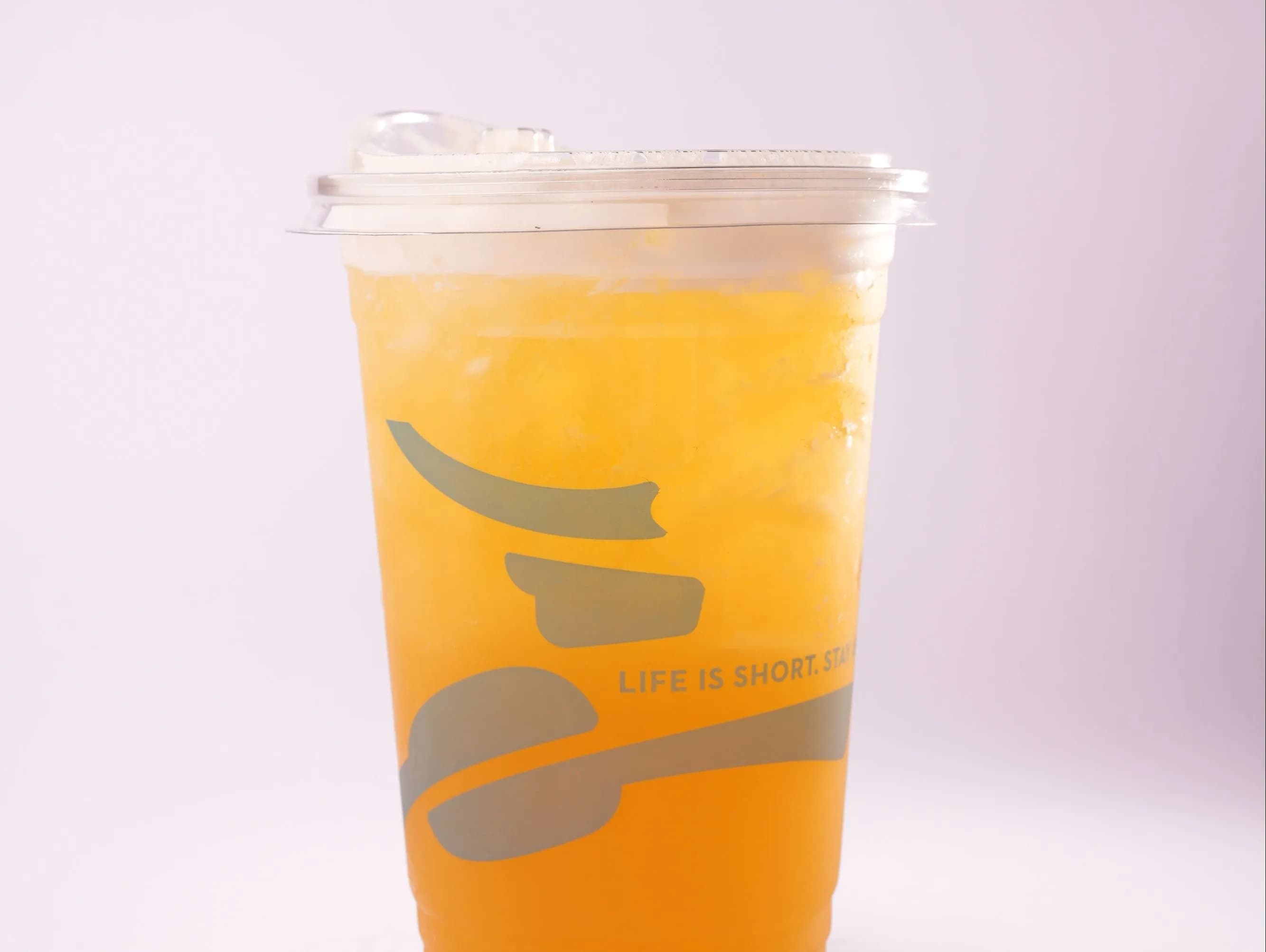 شاي أخضر مثلج بجوز الهند والأناناس