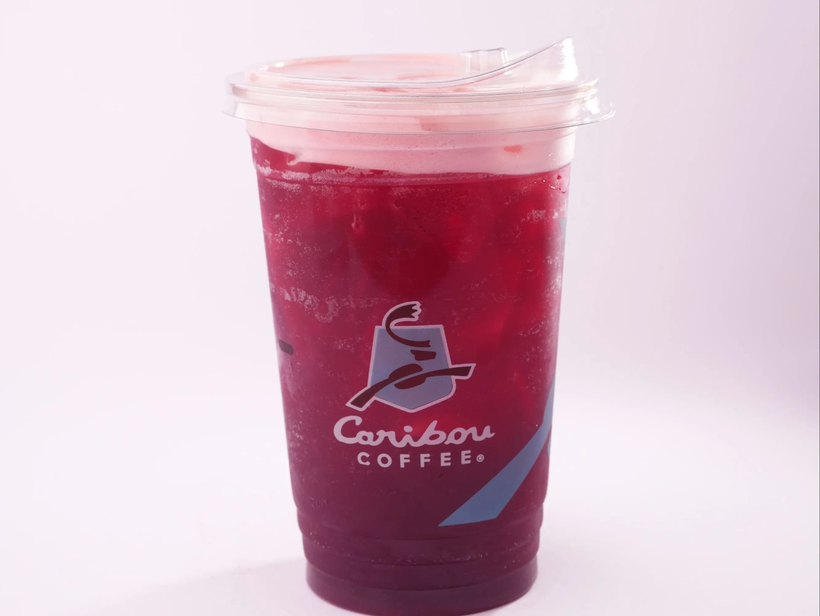 شاي أخضر مثلج بجوز الهند والفراولة