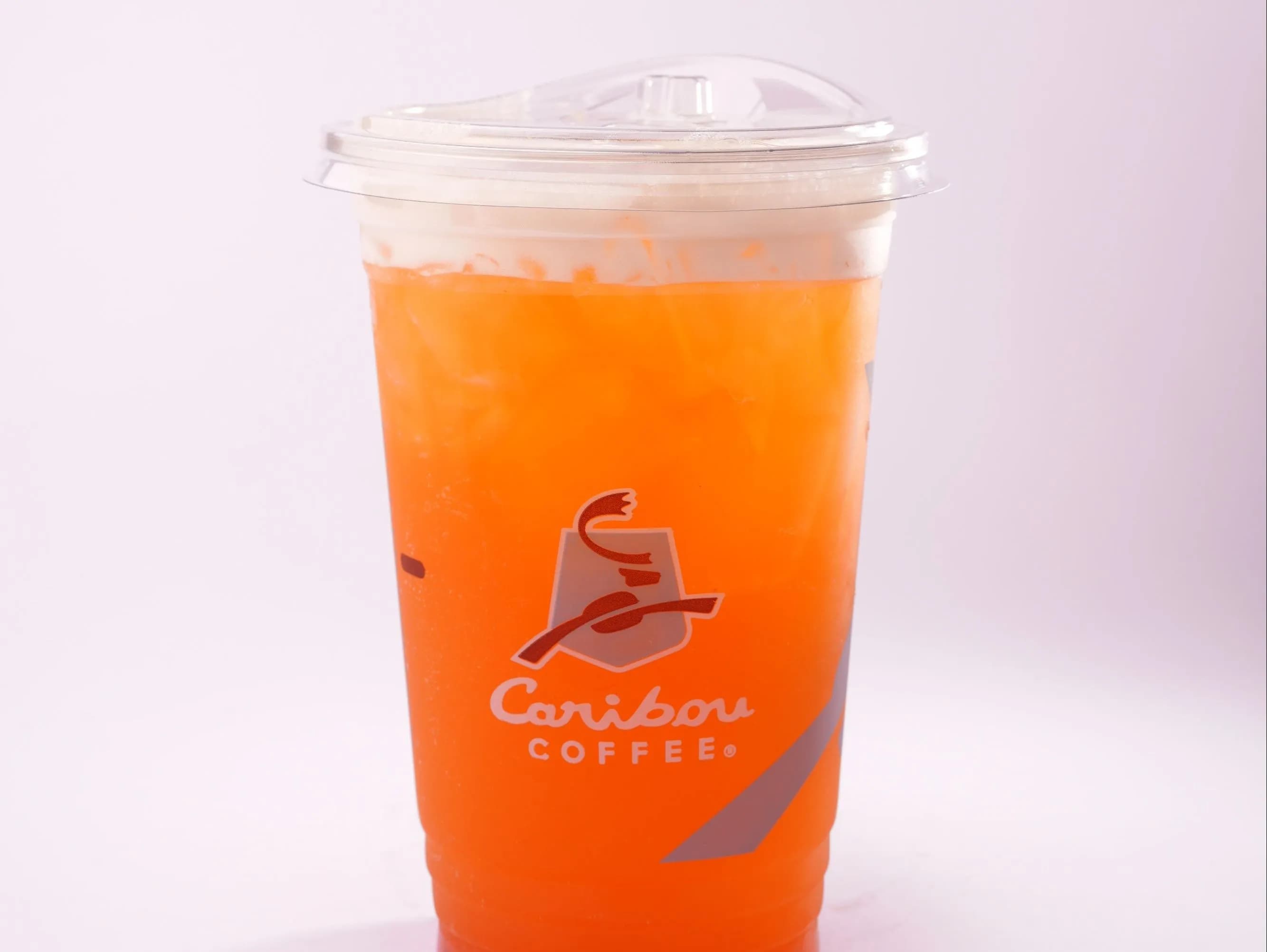 شاي أخضر مثلج بجوز الهند والخوخ