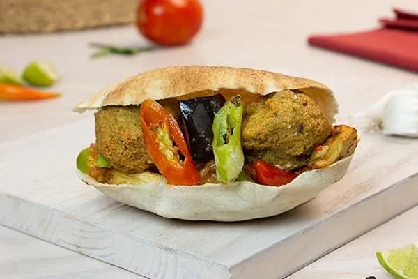 ساندوتش طعمية بالتحابيش