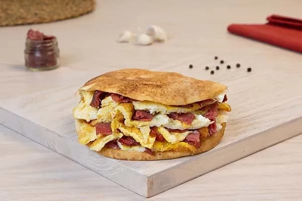 ساندوتش بيض بالبسطرمة