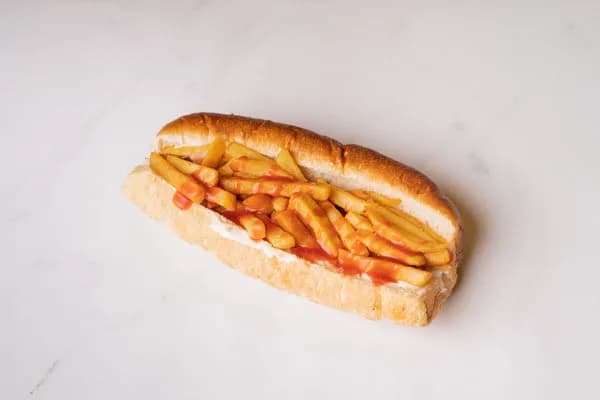 ساندوتش بطاطس محمرة مع كاتشب و مايونيز