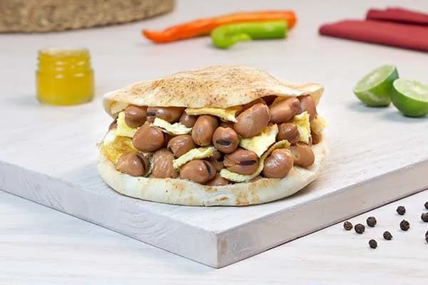 ساندوتش فول مع بيض مقلي