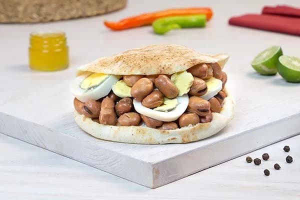 ساندوتش فول مع بيض مسلوق