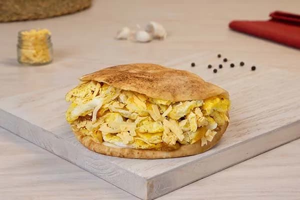 ساندوتش بيض مع جبنة رومي