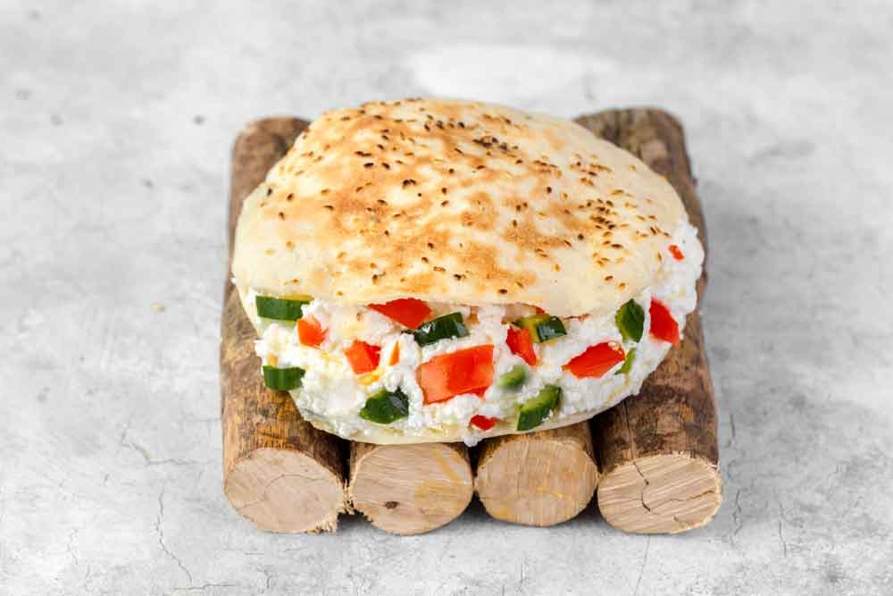 ساندوتش جبنة بالطماطم